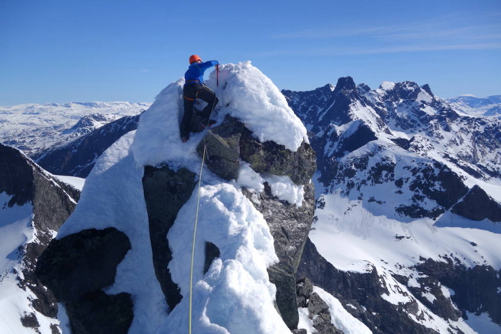 Arne Litlere tar de siste stegene til toppen av Store Austabotntind. Foto: Erlend Sande klatring toppunktet store austabotntind