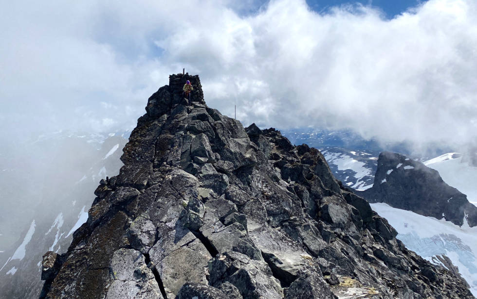 I OVERKANT: Store Dyrhaugstind er en spektakulær fjelltopp som dessverre er skjemmet av en altfor stor varde. Turen til topps er luftig og litt krevende, men ikke verre enn at de fleste fjellvandrere uten høydeskrekk fikser turen såfremt det er tørt. Foto: Tore Meirik Dyrhaugsryggen Hurrungane Jotunheimen