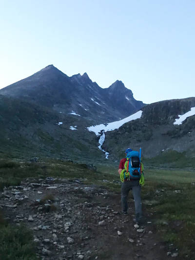 TIDLIG START: På vei mot Skagastølsryggen klokka seks om morgenen. Foto: Siv-Elin Skogen. store skagastølstind