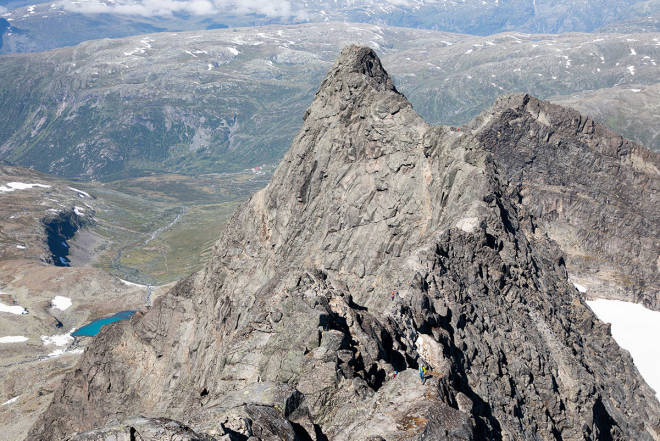 UTSIKT BAKOVER: Slik ser Skagastølsryggen ut mot nord sett fra Halls hammer. Foto: Tore Meirik Store Skagastølstind