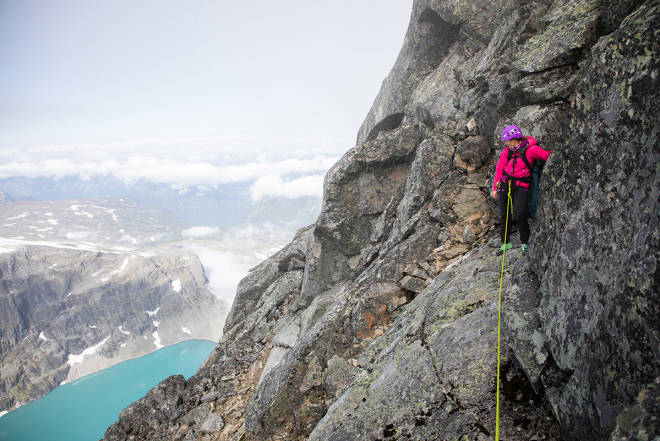 LUFTIG: God utsikt mot Skagastølsvatnet, omtrent 1000 meter lenger ned. Foto: Tore Meirik Store Skagastølstind