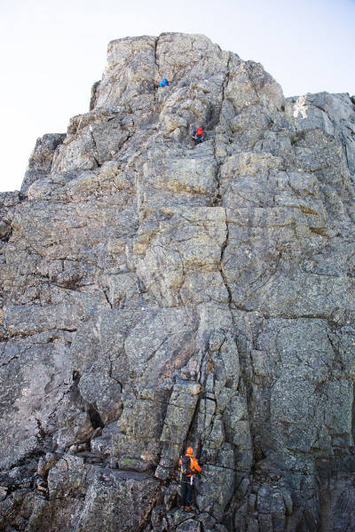 LENGSTE KLATREETAPPE: Fra v-skaret må halvannen taulengde klatring til for å komme videre. Foto: Tore Meirik Store Skagastølstind