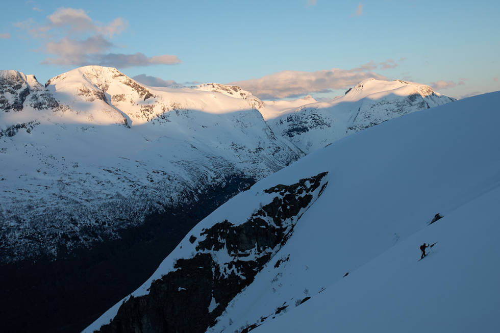 PÅ SKI: Trygve nærmer seg toppen av Hoåslia. Her var snøen så hard at skarejern var en forutsetning for å komme seg opp. Også i dette området er det bratt nok til at utglidning kan være farlig. Foto: Tore Meirik Store Trolla topptur