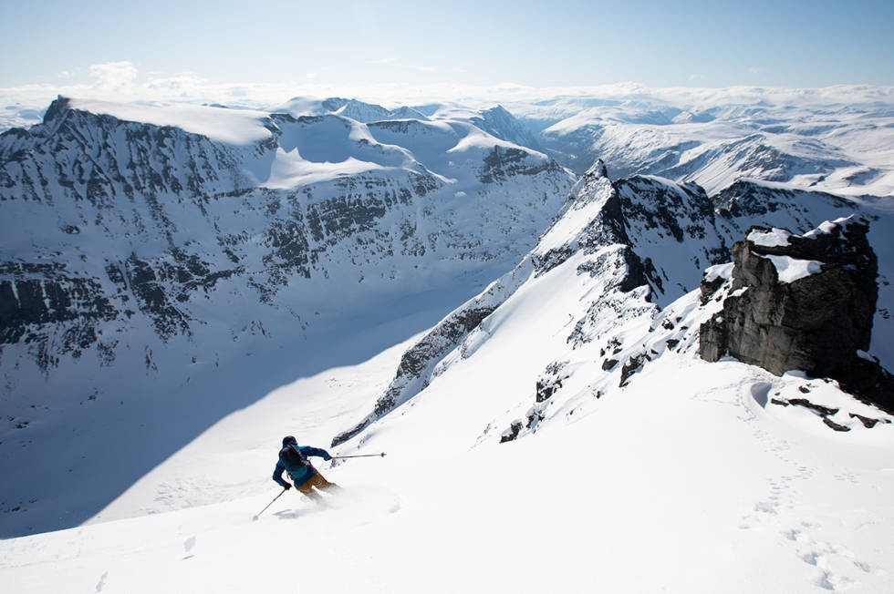 SVING NUMMER FIRE: Trygve setter sin fjerde sving denne dagen, like under toppen av Trollheimen. Tåga (1 840 moh, også kalt Såtbakkollen) i bakgrunnen. Foto: Tore Meirik store trolla topptur