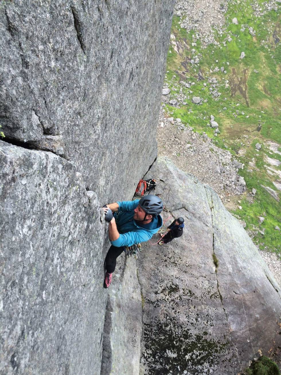 HARD JAMMING PÅ STORPILLAREN: Jeg var så heldig å få knipset dette bildet av Douglas Eskelius på cruxtaulendgden, grad 7. Nede på Storhylla står Jo Espen Rønningen og sikrer. Foto: Martin Skaar Olslund Storpillaren-2
