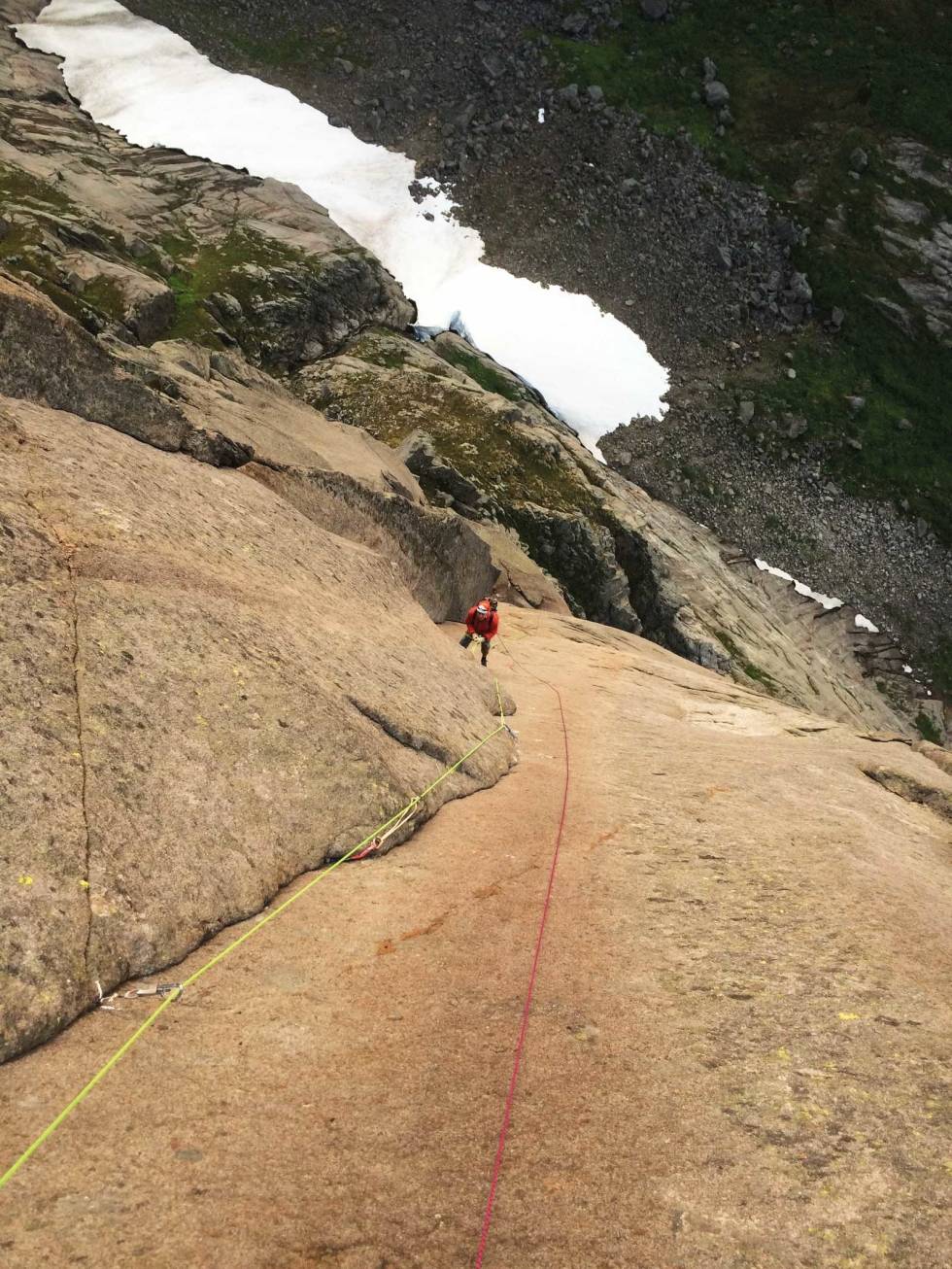 ENDUROHJØRNET: Som en uskreven bok, finnes det ikke mange lister og annen struktur på veggene i det åpne Endurohjørnet, grad 8/8+. Heldigvis er friksjonen god og taulengden går i andre forsøk. Foto: Martin Skaar Olslund Storpillaren-4
