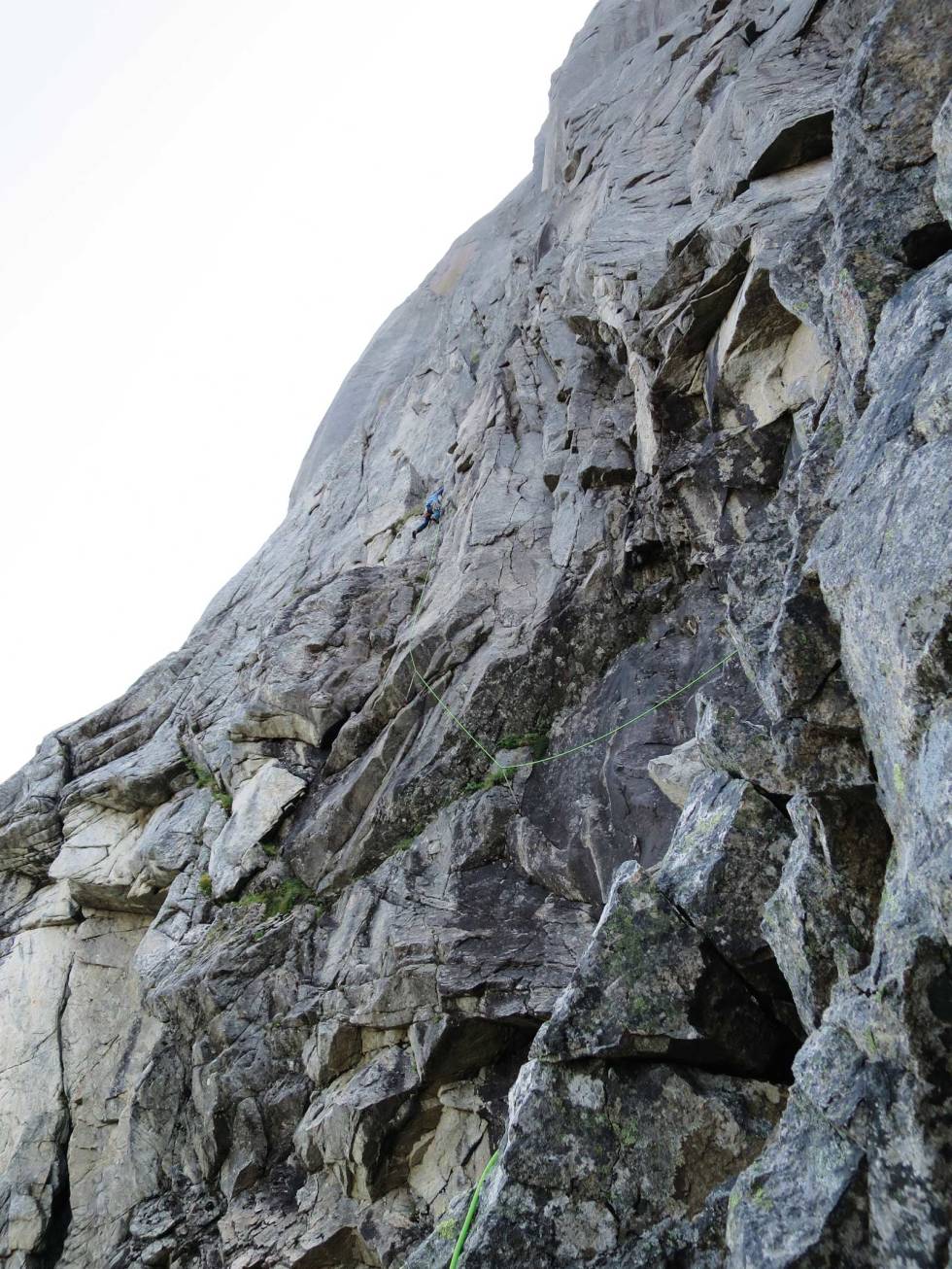 FØRSTE TAULENGDE: Direktestarten til både Genius Loci og Freya går gjennom bratt og uklatret terreng. Foto: Torbjørn Solheim Storpillaren-5
