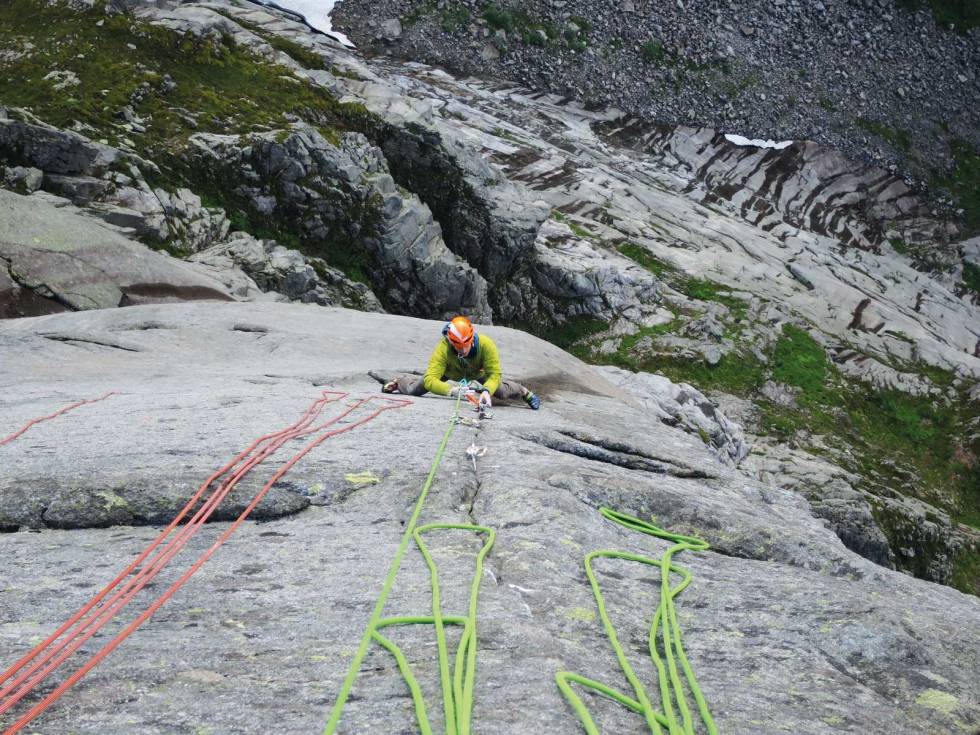 BOLTERISSET: Thomas Meling forsøker å slå ut bankeboltene med hammeren, samtidig som han krimper på ørsmå lister på Freyas cruxtaulengde, grad 8. Foto: Martin Skaar Olsund Storpillaren-9