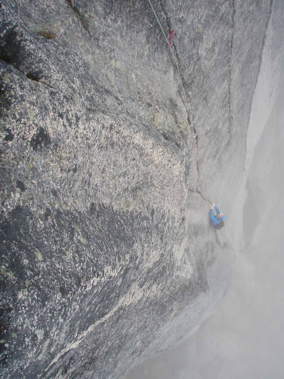OPP AV TÅKEN: Johan Swärd følger på den første, og våte, bestigingen av Nymånerisset. Foto: Eik Kolstrup Storstolpan-Kvaløya-1