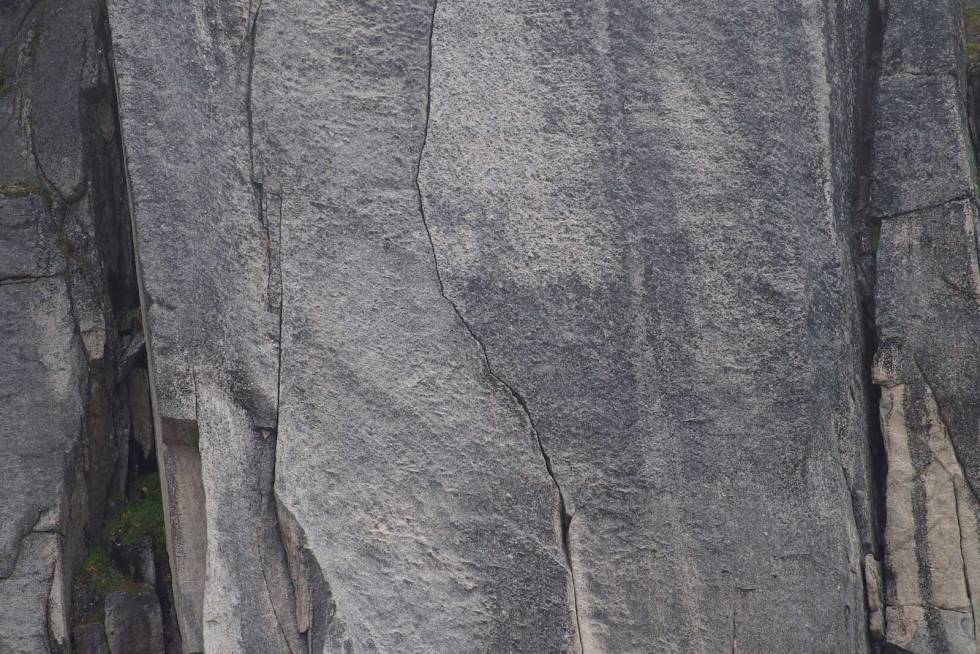 RENE RISS: Andre taulengde på Nymånerisset til venstre, Fullmånerisset til høyre. Foto: Eik Kolstrup Storstolpan-Kvaløya-4