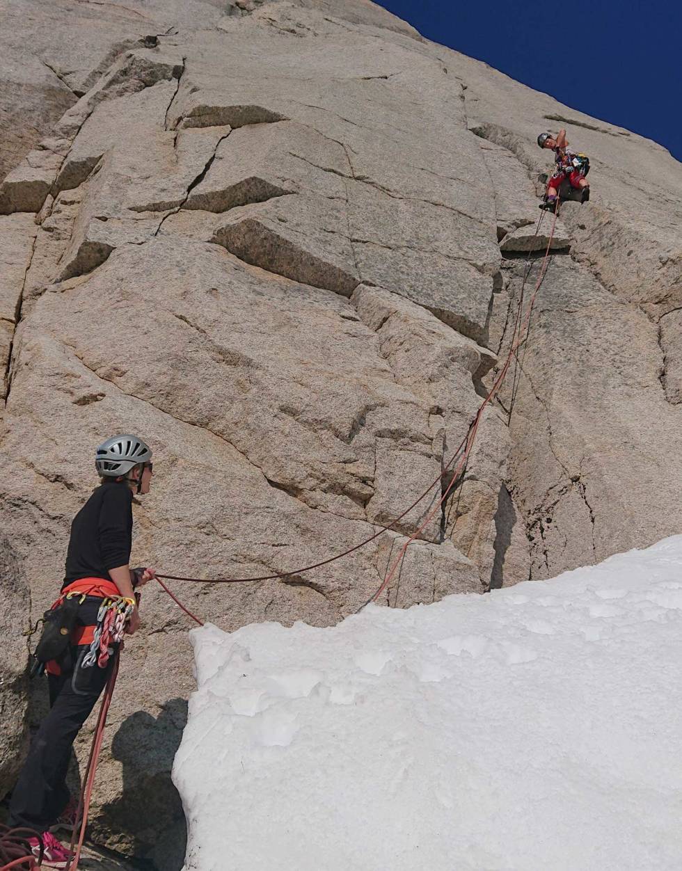 SOMMER I NORD: Merrick Mordal leder an opp det vakre risset på første taulengde av Baal, sikret av Lena Dahl. Foto: Kjersti Hervik Storstolpan-Kvaløya-5