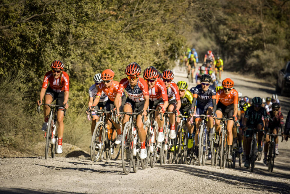 FINVÆR: Coryn Rivera (foran) og kvinnefeltet nøt sol under fjorårsrittet. Foto: Cor Vos. strade bianche
