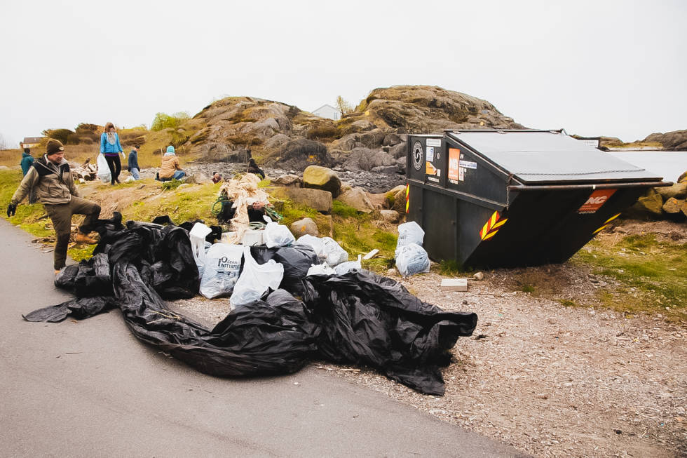 ET ØNSKE OM Å RYDDE OPP: Saltstein Surfklubb har ved flere anledninger arrangert strandrydding, men heller ikke det er ønsket av styresmaktene. Strandrydding Saltstein