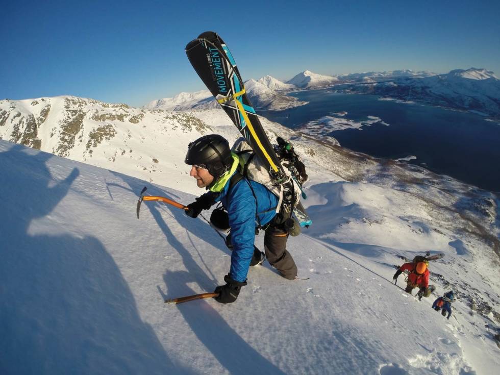 Fred Åge Hol, Odd Magne Fagerland og Odd Birger Hansen på alpinklatretur opp østrryggen til Strandtinden. Returen ned nordsiden på ski var den perfekte desserten. Strandtinden-Tjeldsund-4