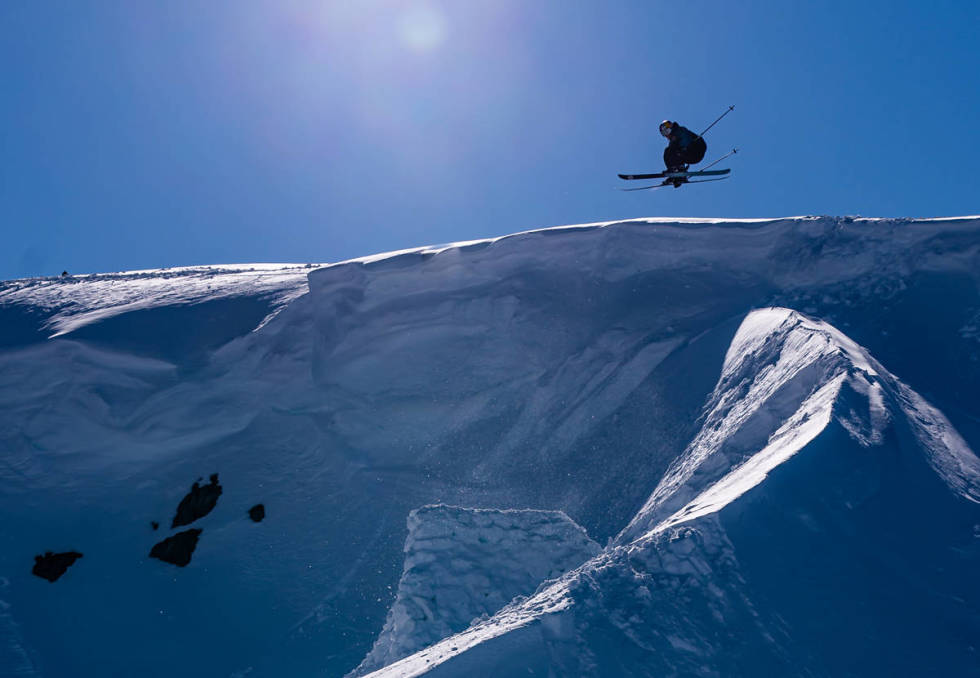 SUPERSTJERNE: Øystein Bråten er en av hovedpersonene i Slvsh-filmen som vises på Film Tour. Ja, og så er han olympisk mester og en av verdens beste jibbere. Foto: Douglas Broström street-backcountry-med-braaten-dahl-crop1280