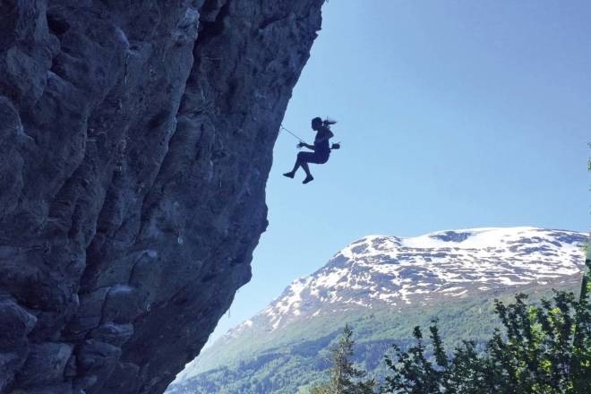 BEACHEN: Kristine Stangeland tar en suser midtveis oppe i ruta med Innvikfjorden som bakgrunn. Foto: Geir Evensen påske klatring