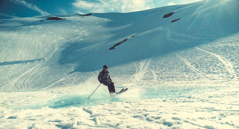 Øystein Aasheim vasker skiene på Stryn. Foto: Bård Gundersen skisenter alpint ski snowboard stryn sommerski kvitlenova strynefjellet
