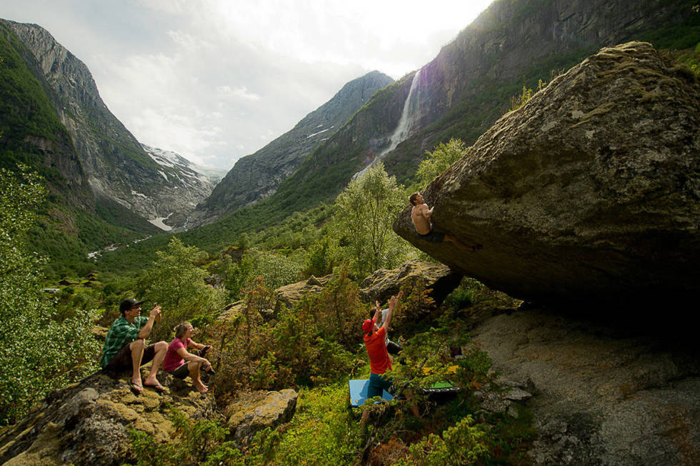 STEIN: Det er nok av buldreproblemer å bryne seg på. Her fra Strynefestivalen. Foto: Line Hårklau klatring buldring stryn