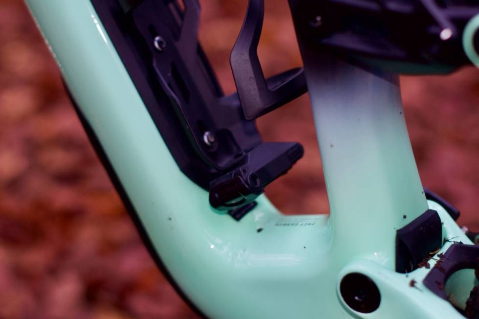 ENKEL DETALJ: At sykkelen kommer med flaskeholder og miniverktøy som standard er en enkel, men digg detalj som forenkler sykkellivet. Stumpjumper EVO 2021