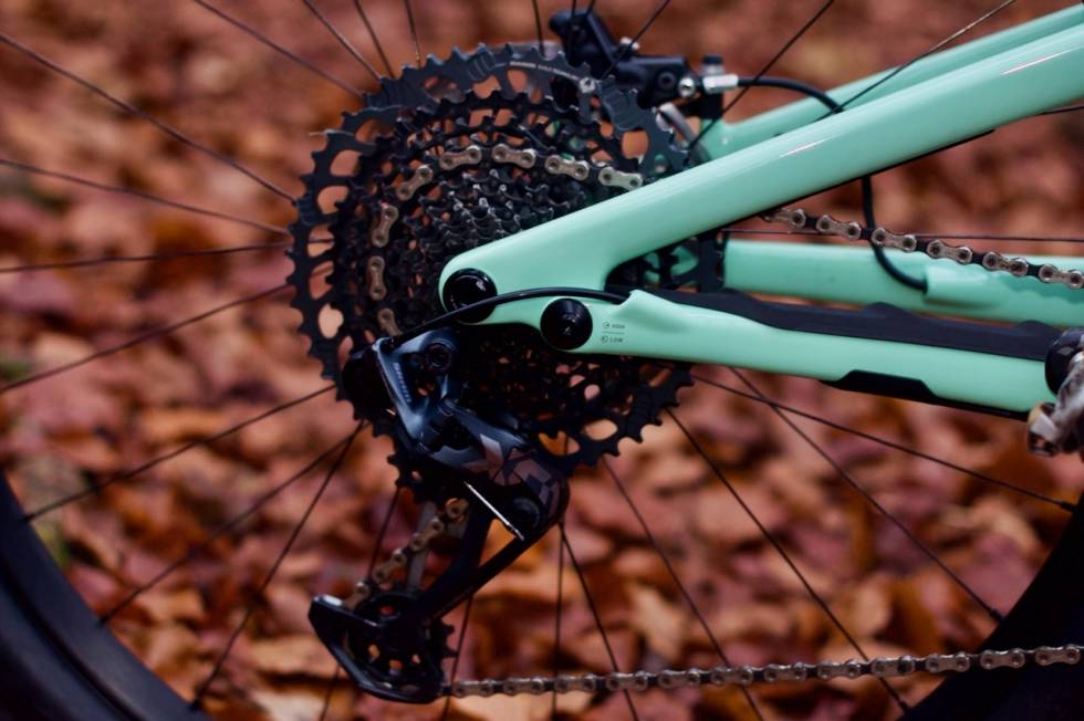 12-DELT: Drivverket er en miks av SRAM X01 og GX Eagle. Stumpjumper EVO 2021