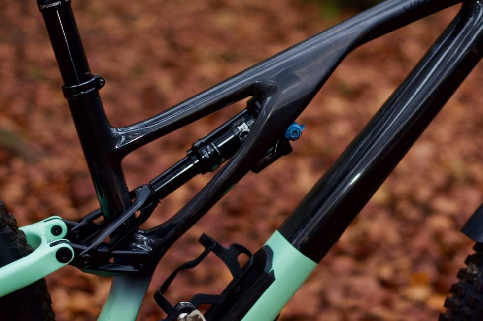 SIDEARM: Det ekstra rammestaget stiver av ramma rundt demperen. Fjærdemperen viser at Stumpjumper EVO er myntet på de groveste nedfartene. Stumpjumper EVO 2021