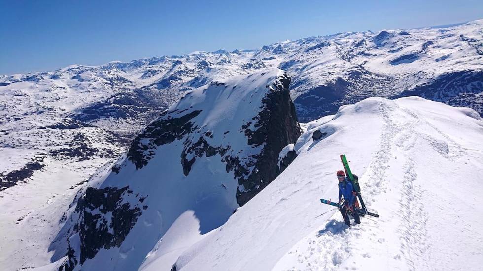Tid for å ta på ski under toppen av Store Styggedalstind, med Gjertvasstind i bakgrunnen. Foto: Erlend Sande Topptur Store Styggedalstind