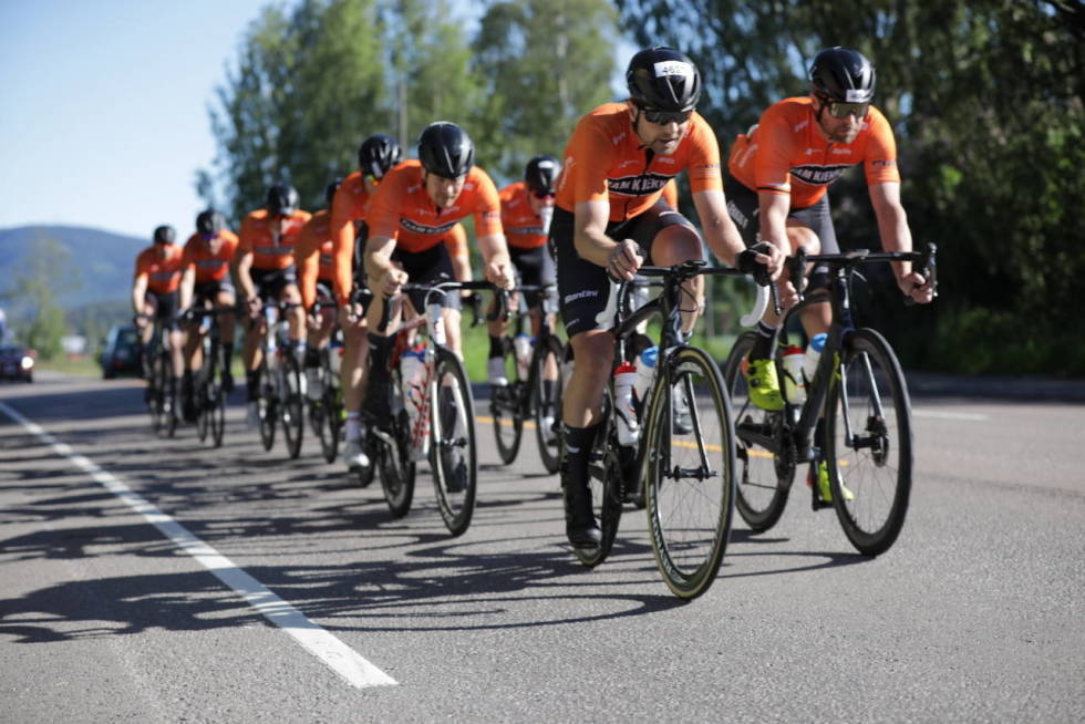 INNAFOR: Team Kjekkas demonstrerer korrekt og lovlig sittestilling, her fra da de satte rekord på Lillehammer-Oslo. Foto: Bjørn Hyljanstorp styrkeproven