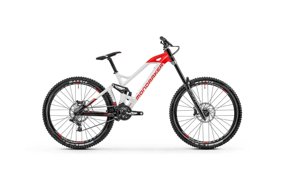LANG RAMME/KORT STEM: Mondraker var pionerer når det kom til lange overrør og korte stem. Her på utforsykkelen Summum. Mondraker Summum