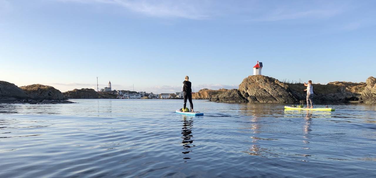 KVITSØY: Fra Mekjarvik i Randaberg tar ikke fergen mer enn 30 minutter ut til øya. Vestsiden av øya er forblåst og preget av hardt vær, mens det er lunere og idyllisk der folk bor. kvitsøy sup