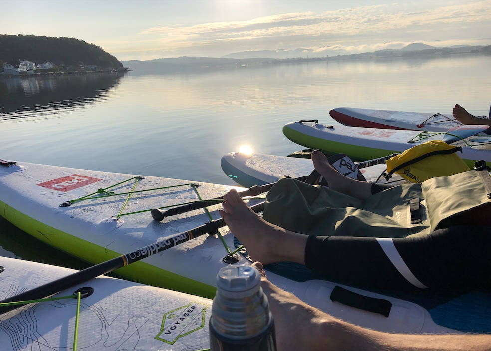 SUPRE FORHOLD: Sol, saltvann og selskap. Foto: Christian Middlethon sup stavanger møllebukta christian middlethon