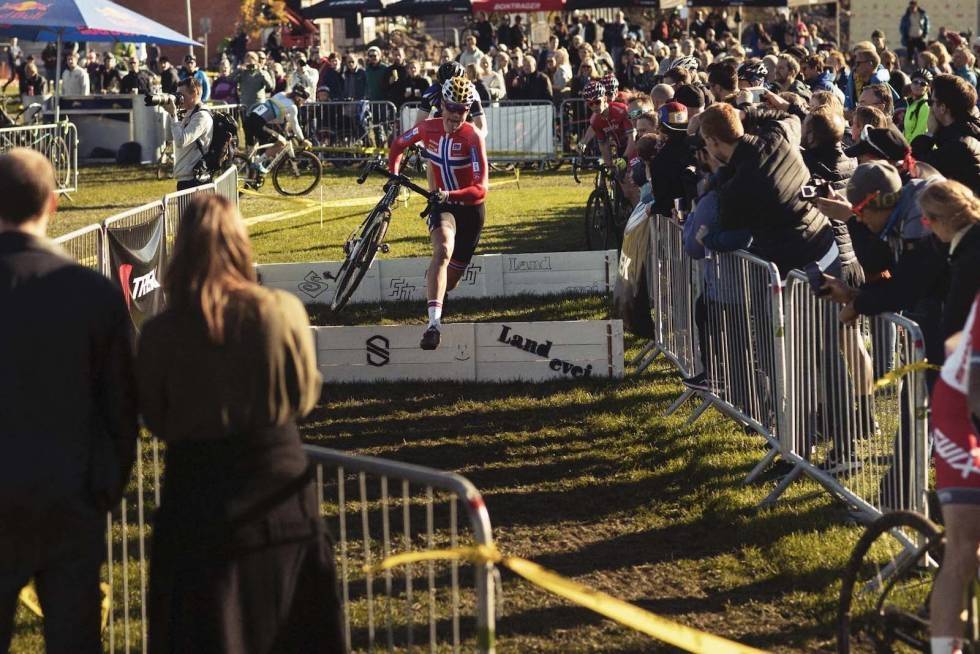 PUBLIKUMSFEST: Superpokal har vært preget av stort publikum og stjerneryttere. Foto: Kristoffer Kippernes. Superpokal-voldsløkka