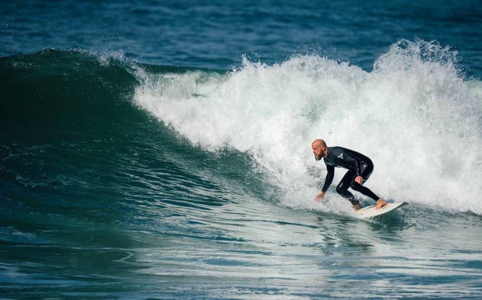 BOTTOMTURN: En god bottomturn er grunnstenen til veldig mange surf-manøvre. Inge Anundskås legger seg godt inntil skummet og sørger dermed for å benytte seg av den bratteste delen av bølgen, slik at han får mest mulig fart. Foto: Hallvard Kolltveit Surfetips