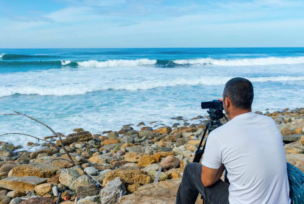 FANGES PÅ FILM: Store deler av kurset innebærer at coach Paulo Rodrigues filmer kursdeltakerne for så evaluere økta i etterkant. Foto: Hallvard Kolltveit Surfetips