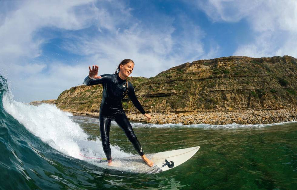 VEIEN ER MÅLET: Det aller viktigste målet for de fleste som surfer er å ha det gøy. Kristine Tofte innser at man kanskje har det enda artigere hvis nye mål blir nådd. Her gjør hun en bottomturn i små, men perfekte forhold i Ericeira. Foto: Hallvard Kolltveit Surfetips