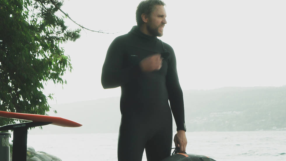 PLUGGER: Sebastian har brukt øreplugger hver gang han er i vannet for å hindre at surfers ear-situasjonen skal bli forverret. Bilde: Christian Nerdrum Sebastian har brukt øreplugger hver gang han er i vannet for å hindre at surfers ear-situasjonen skal bli forverret. Bilde: Christian Nerdrum