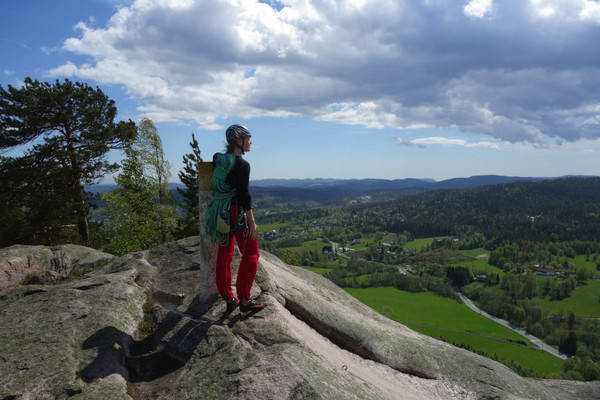 VAKKERT: Hanna Hagen Bjørgass med nydelig utsikt på toppen av Vardåsen. Foto: Dag Hagen Vardåsen