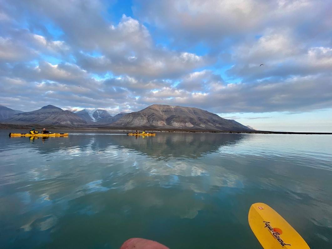 BILLEFJORDEN: Turen her på den sørlige delen av Svalbard i utgangspunktet ikke en ekstrem tur. 100 kilometer padling på 4-5 dager er overkommelig for de fleste som har padlet litt før. Det som er spesielt er at den foregår i et område der man kan møte isbjørn og man må derfor sørge for at man er forberedt på det. Foto: Leif Riis deltaneset padling svalbard