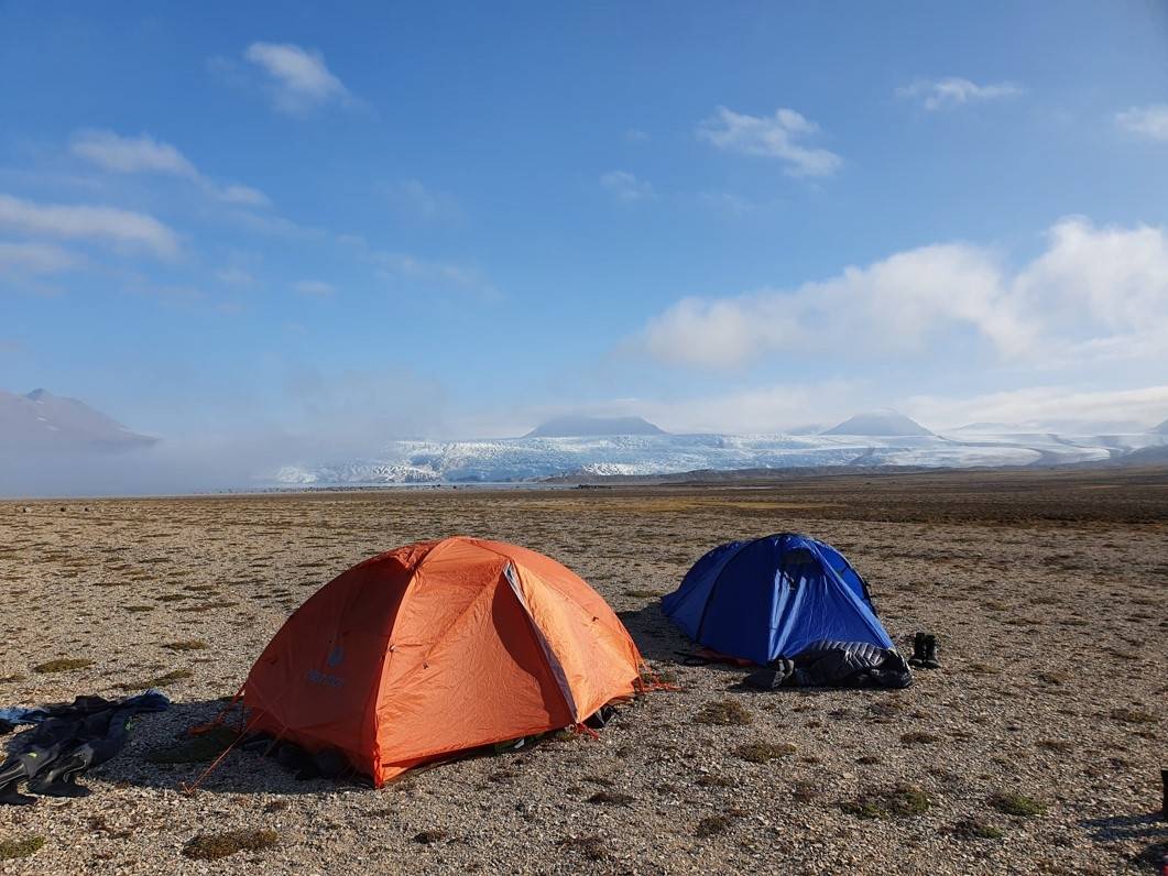 .CAMP VED BRUCEBYEN: Med Nordenskiøldbreen i bakgrunnen. Foto Leif Riis telt camp ved Brucebyen med Nordenskiøldbreen. Foto Leif Riis