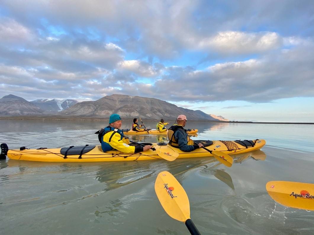 UTENFOR BRUCEBYEN: Bernt og Viljar nærmest og Jan og Leif lengst bort Foto: Jim Pedersen padling svalbard advenfjorden