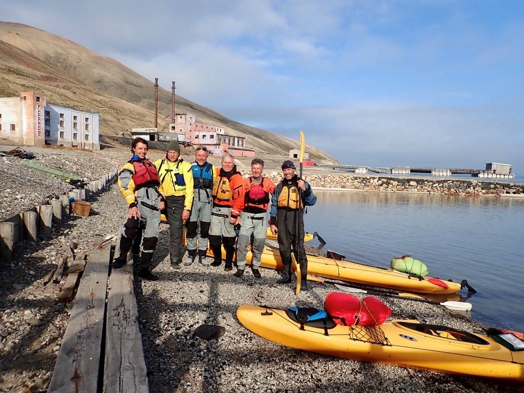 HAVNA I PYRAMIDEN: Fra venstre Jan, Leif, Bernt, Jim Åge og Viljar. pyramiden på svalbard