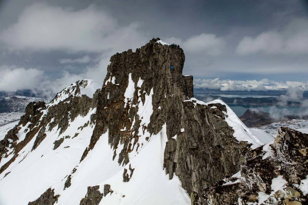 Luftig og fin klatring som krever tausikring de siste metrene til toppen av Svartevasstinden. Foto: Matti Bernitz Svartevasstinden-Toppturer-i-Romsdalen-2