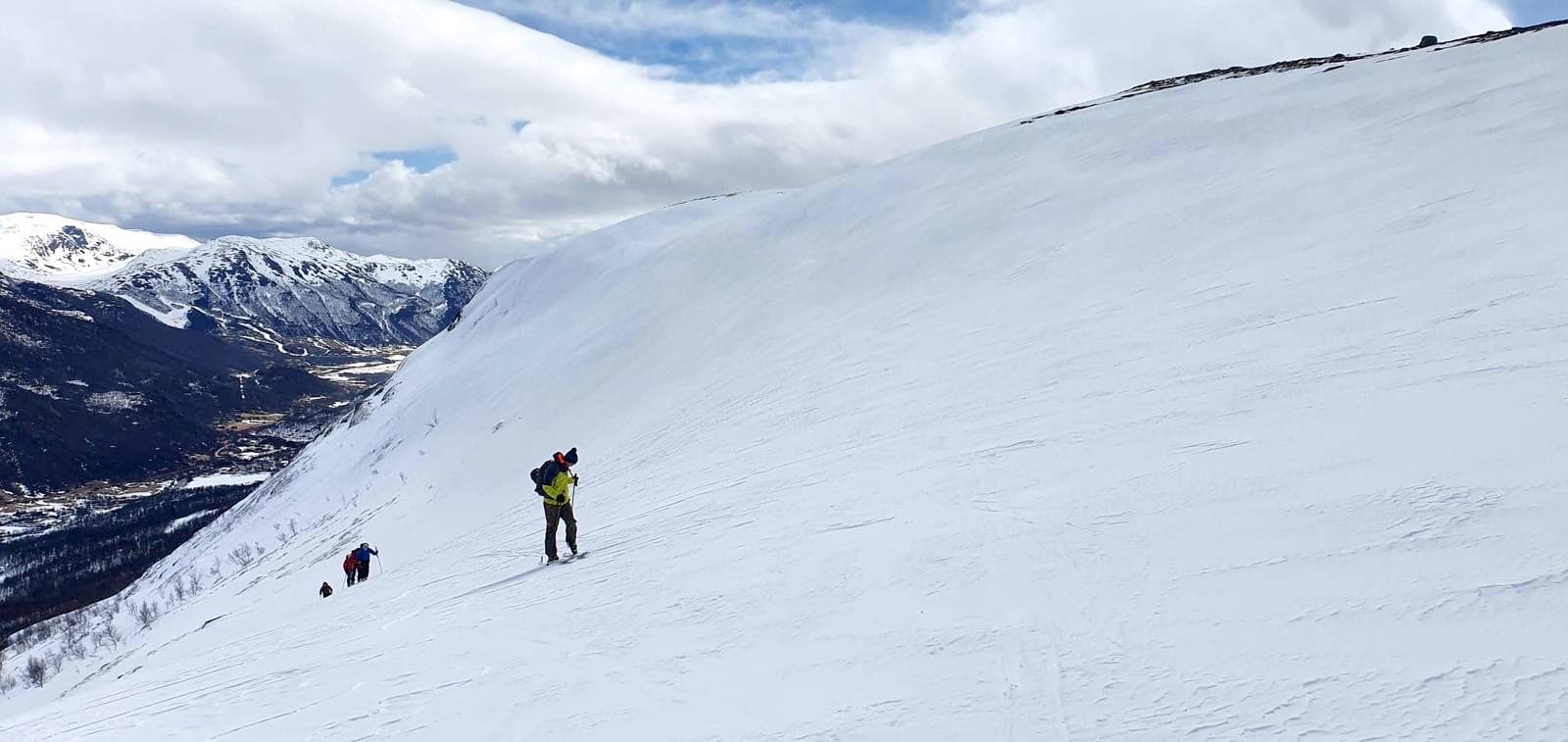FRED OG INGEN FARETEGN: På vei opp mot Svarthetta. Foto: Privat oppstigning svarthetta hemsedal