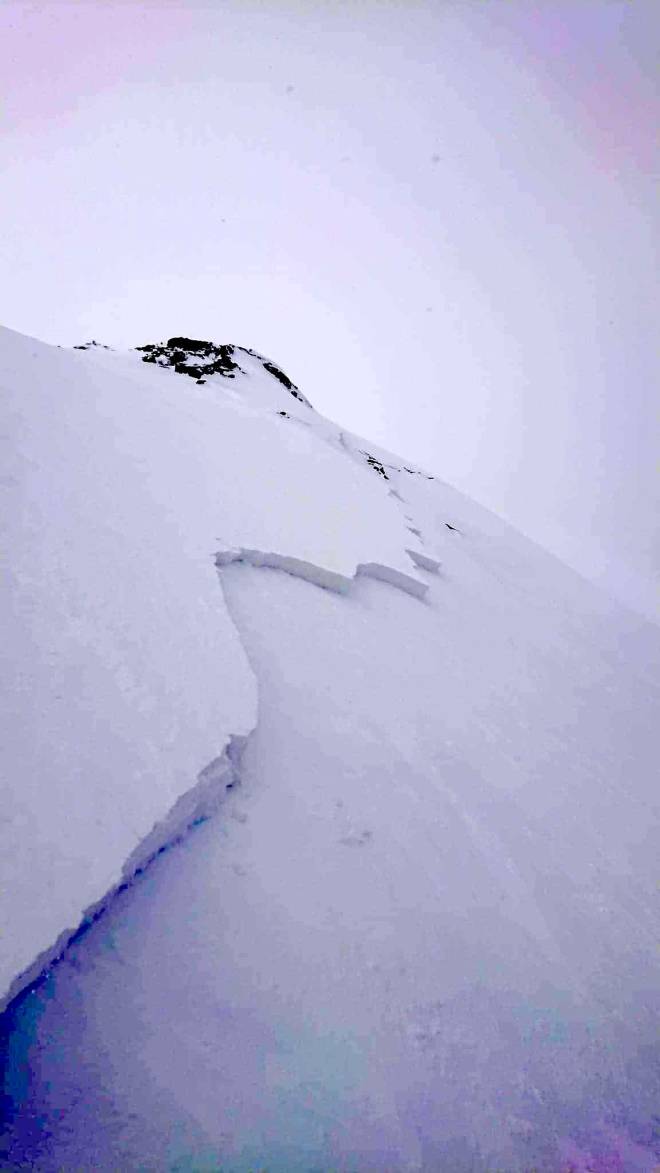 SKREMMENDE: Bruddkanten på 24-40 centimeter viser at vinden har lagt igjen mye snø i bratthenget hvor skredet gikk. Foto: Privat bruddkant snøskred hemsedal
