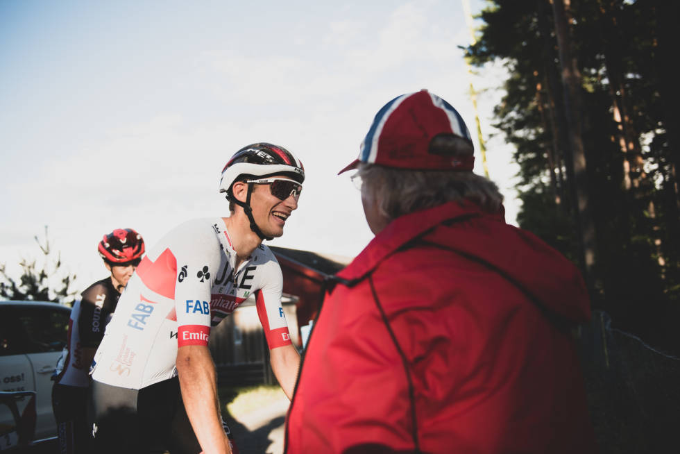 RIKTIG MESTER: Sven Erik Bystrøm gratuleres av Eva Karlsen. En riktig avgjørelse. Foto: Henrik Alpers. sven erik bystrøm