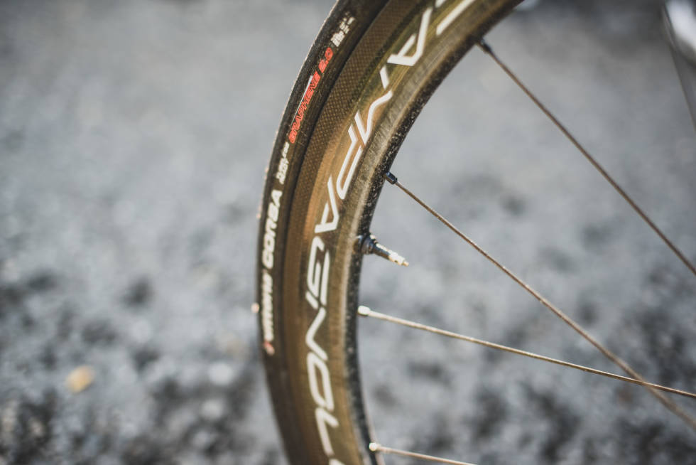 SLANGELØST: Bystrøm kjører Campa Bora WTO-felger, satt opp slangeløst, med Vittoria Corsa Graphene 2.0 dekk i 25 mm. sven erik bystrøm colnago