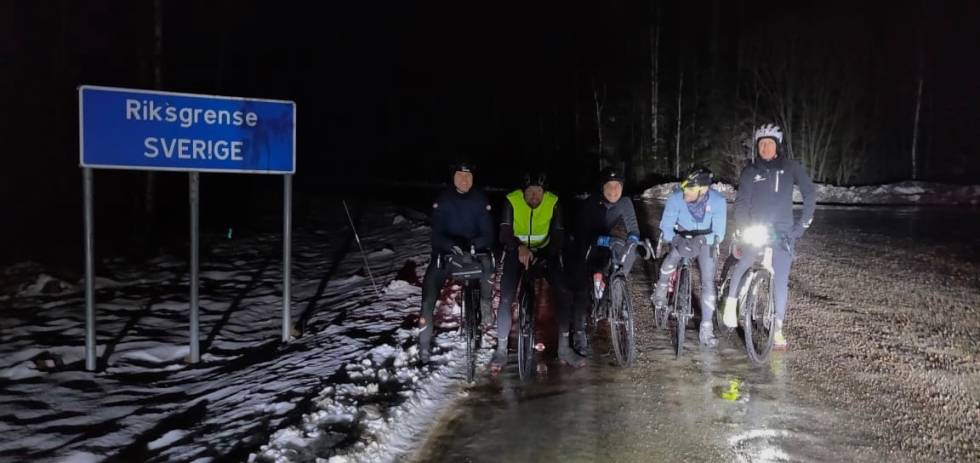 PÅ TVERS AV LAND: Rytterne syklet over landegrenser og sammen på tvers av nasjonaliteter. Dette er ved Fv241. Foto: Joakim Birkeland. PÅ TVERS AV LAND: Rytterne syklet over landegrenser og sammen på tvers av nasjonaliteter. Dette er ved Fv241. Foto: Joakim Birkeland.