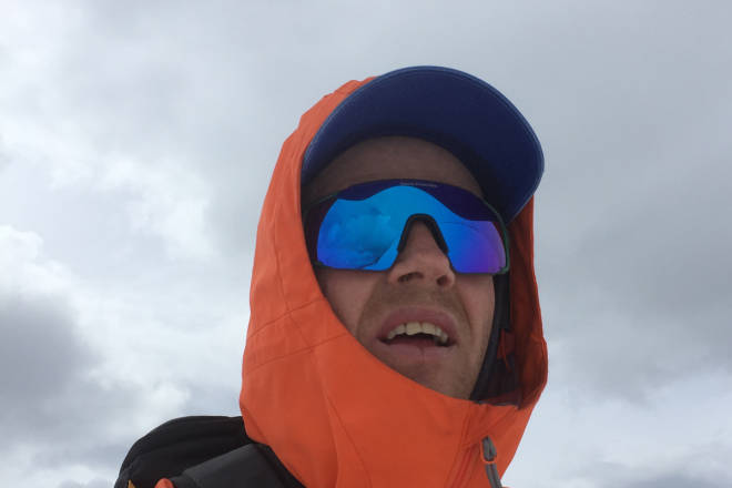 KLEINT: Testeren unner seg en selfie på topptur med Sweets solbriller. test solbriller topptur