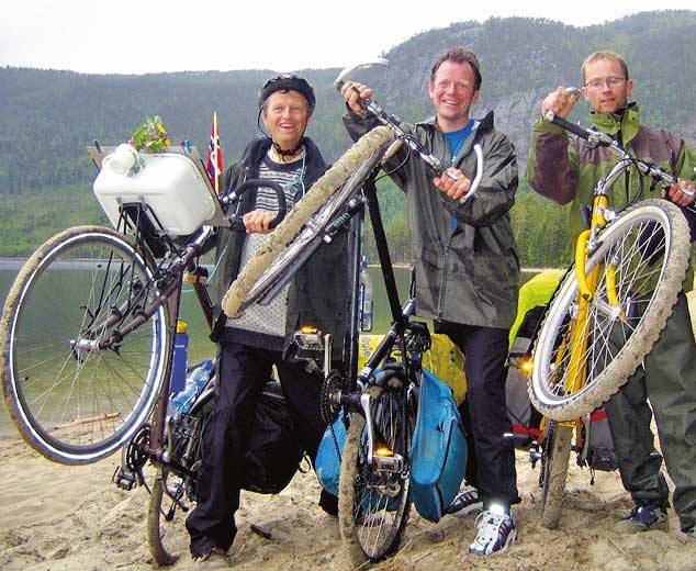 De tre bukkene Bruse ved Byglandsfjord, klare for å sykle videre opp Setesdal. Foto: Knut Bjoraa, www.castorforlag.no Sykkel-gjennom-Setesdal-Knut-Bjoraa-3