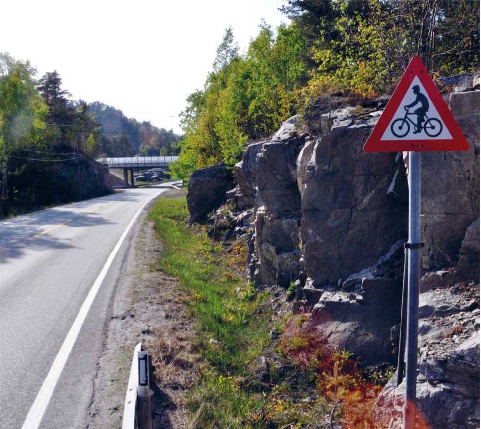 Gamle E18 mellom Grimstad og Lillesand har blitt så populær å sykle på og harderfor blitt utstyrt med syklist-varsel skilt. Foto: Torolf Kroglund Sykkel-i-Grimstadområdet-Torolf-Kroglund-3