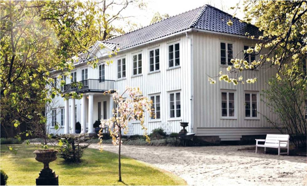 Knut Hamsuns kjente hus og gård, Nørholm, vest i Grimstad langs gamle E18 - hvor forfatteren bodde mesteparten av sitt voksne liv til han døde. Foto: Torolf Kroglund Sykkel-i-Grimstadområdet-Torolf-Kroglund-4